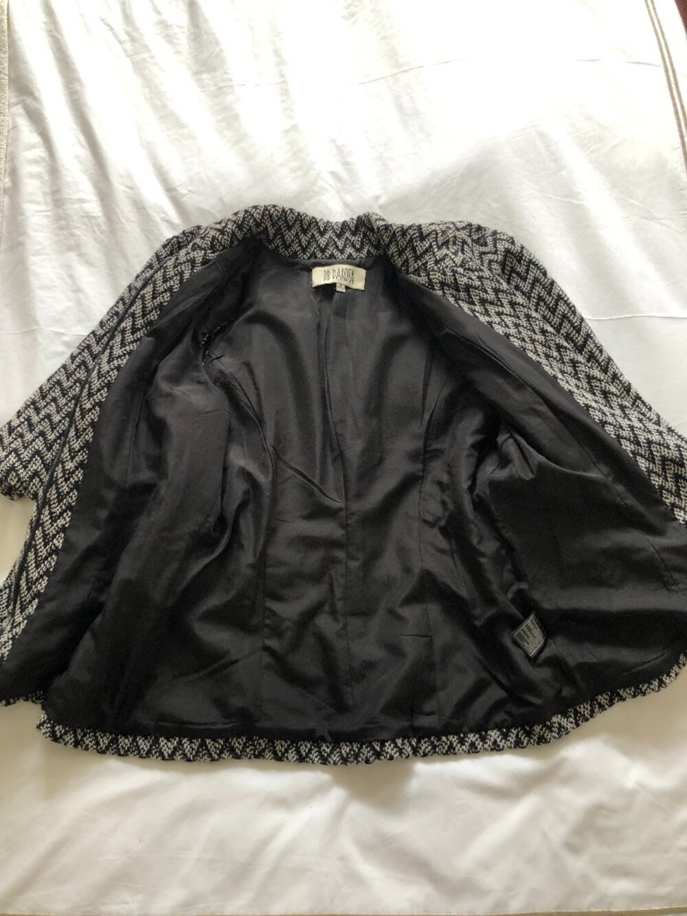 BB Dakota - Black & White Chevron Herringbone Cape with belt wrap - Size S - Picture 5 of 11